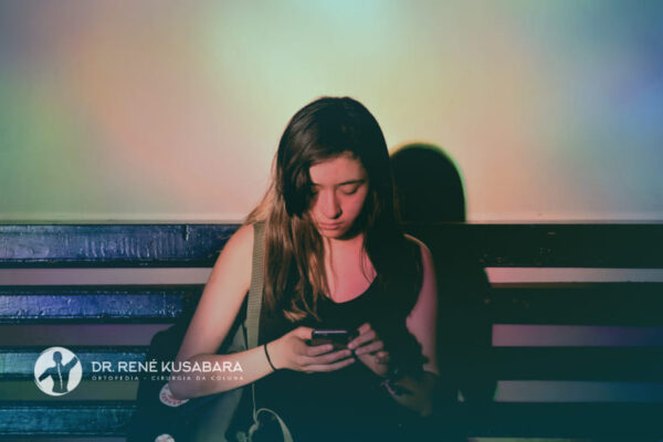 Dor Cervical em Jovens: Como o Uso de Celulares Afeta Sua Coluna e o que Fazer